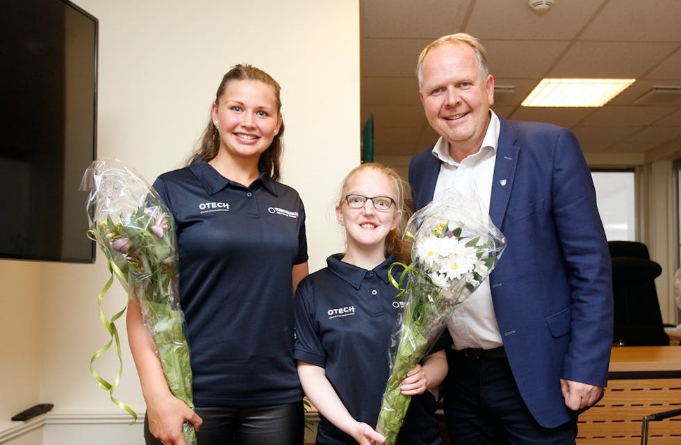 – Fantastisk innsats jenter. Her er blomar frå ordføraren, seier Sigmund Lier til Christina Vedø og Lene Tysvær.
Foto: Alf-Einar Kvalavåg