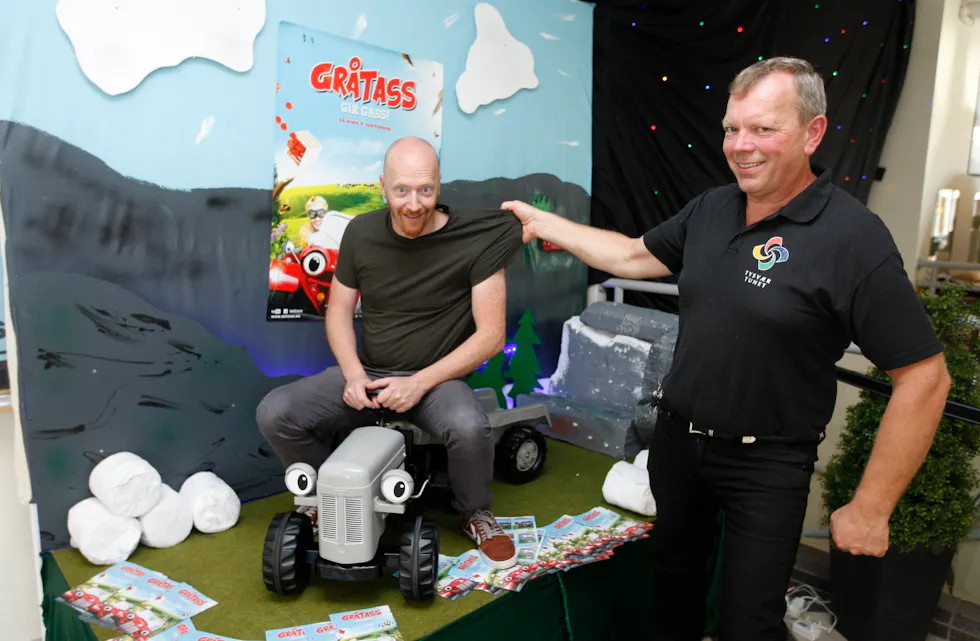 – Kom deg av Øystein. Frode Førland og kinosjef Øystein gir bort denne flotte Grpåtass-traktoren til en heldig vinner. Foto: Alf-Einar Kvalavåg