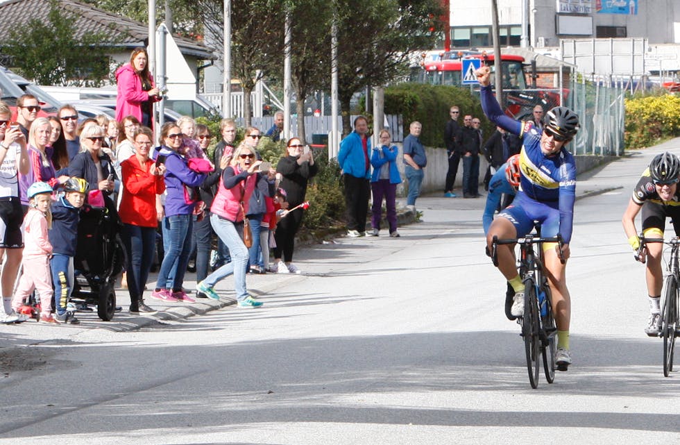 Christian Erevik Riise vant dagens Tysværritt. Bak han Arne Kalland-Olsen og Magne Aarsteinsen (t.v.). Foto: Alf-Einar Kvalavåg