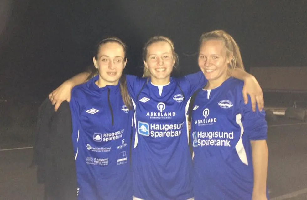 Disse tre 16 år gamle Falkeid jentene (Solveig, Emma og Malene) var torsdag kveld med på å "banke" Torvastad sitt damelag 10-1. Foto: Bodil Egge