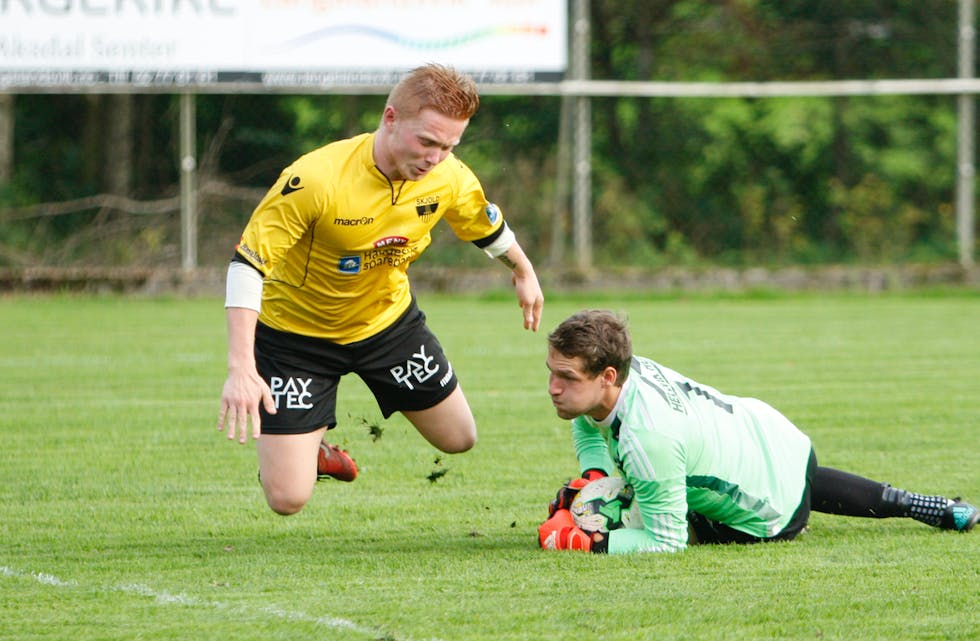 Vegard Steinsland svevde over Stein Tore Haavik og scoret to mål mot Vedavåg. Foto: Alf-Einar Kvalavåg