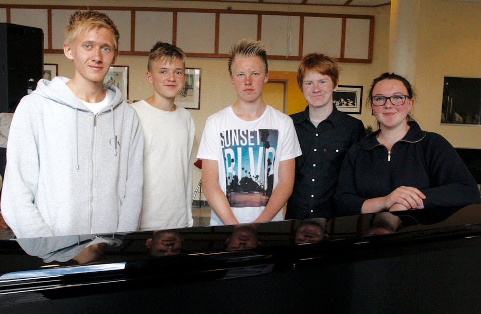 Sara Rodrigues de Miranda, Christian Mikal Carlsen, Joakim Hole, Emilis Petronis og Thomas Johansen spilte under dagens lunsjkonsert i Tysværtunet. Foto: Alf-Einar Kvalavåg