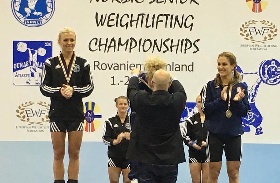 Zekiye Nyland til høyre fikk bronse i nordisk mesterskap i vektløfting. Foto: Arrangøren