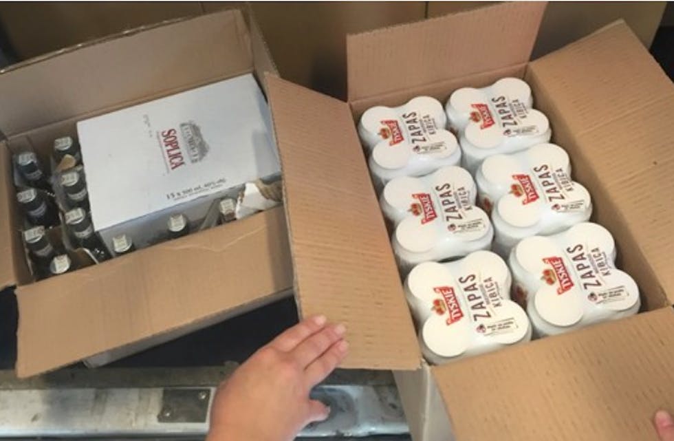 Politiet aksjonerte mot flere adresser i Søre-Tysvær denne helgen etter mistanke om smulgling og salg av smuglet alkohol. Illustrasjonsfoto: Tollvesenet