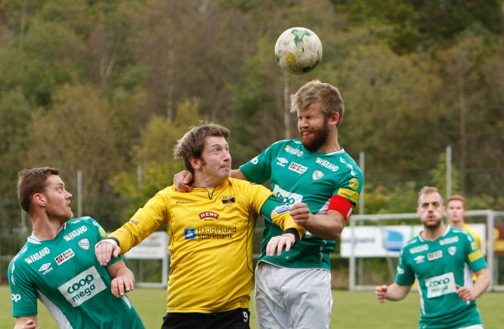Christian Askeland og målscorer Hugp Våland i kampen mellom Skjold og Klepp. Foto: Alf-Einar Kvalavåg