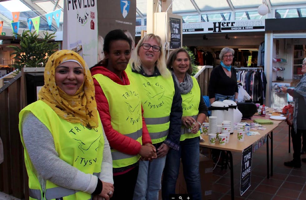 Viktig dag for stand i Aksdal Senteret- Somaya, Fiore, Vigdis, Anna Helene og Paula delte ut både refleks og vafler. Foto: ingvild Myklebust