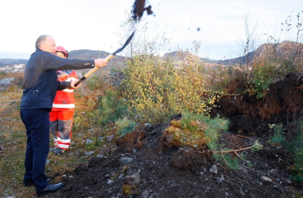 Sigmund Lier var lynkjapp med å få start på arbeidet med det nye Eikeskogkrysset. dette har ordføreren ventet lenge på. Foto: Alf-Einar Kvalavåg