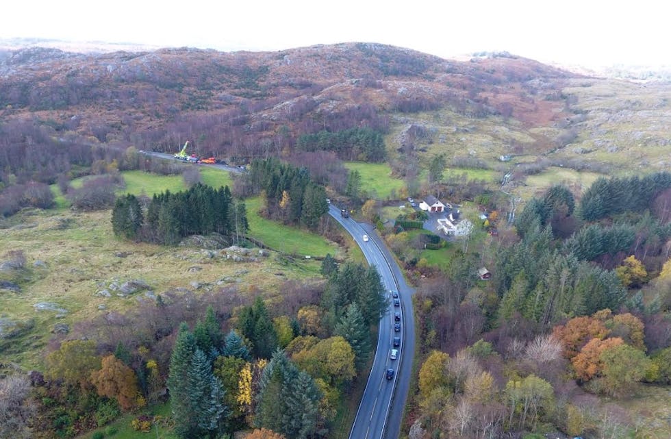 Det er fortsatt stengt på E39 ved Haukås. Dronefoto: Geirmund Merkesdal