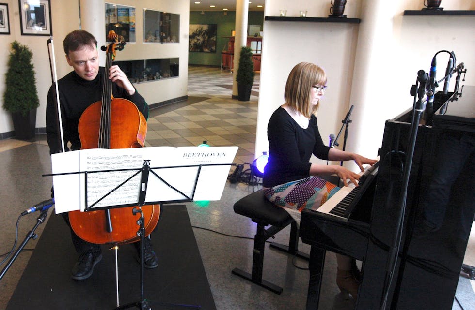 Tobias Tellmann på cello og Marina Johansson på piano er blant MUNOR-musikerne som spiller lunsjkonsert. Foto: Alf-Einar Kvalavåg