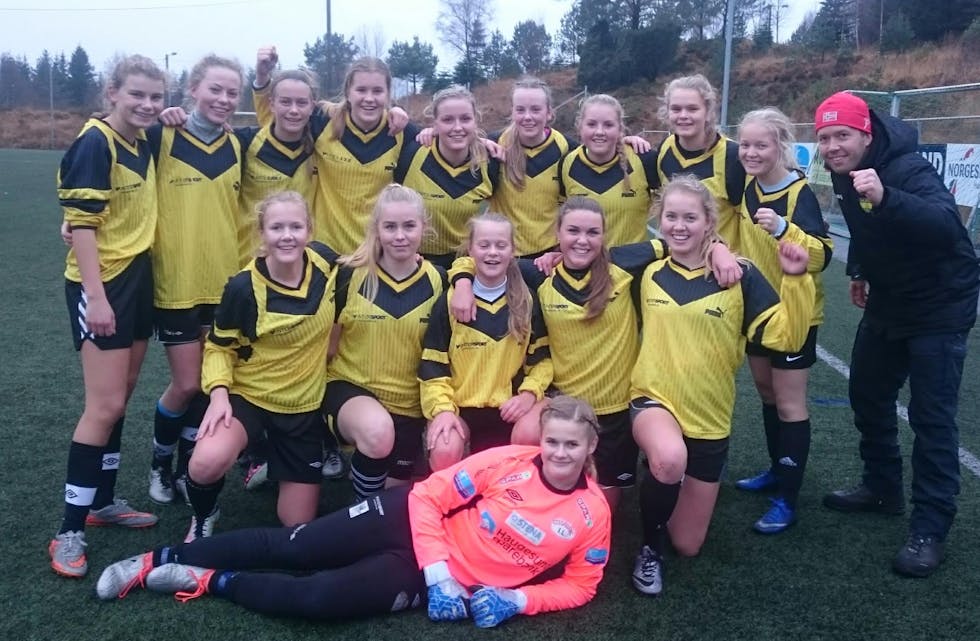 FUS-jentene er klare for finalen i skolecupen. Foto: privat