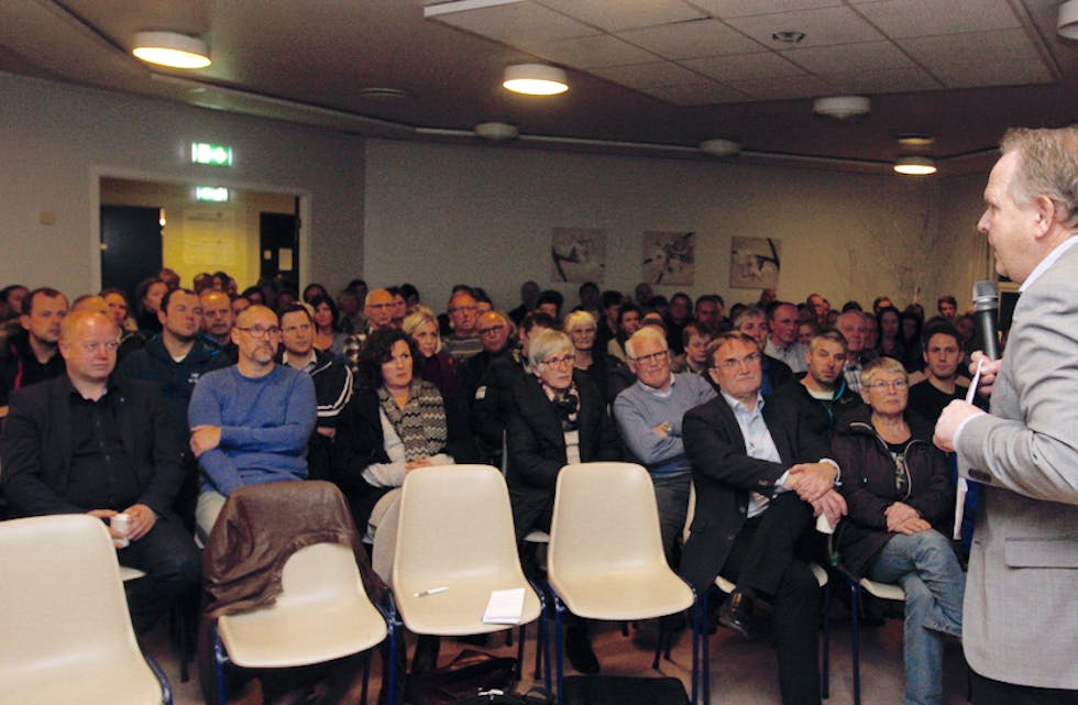 Det var fullt hus og god stemning på folkemøtet på NEdstrand i kveld. Ordfører Sigmund Lier fikk mange gode råd på veien mot ny ungdomsskole. Foto: Alf-Einar Kvalavåg