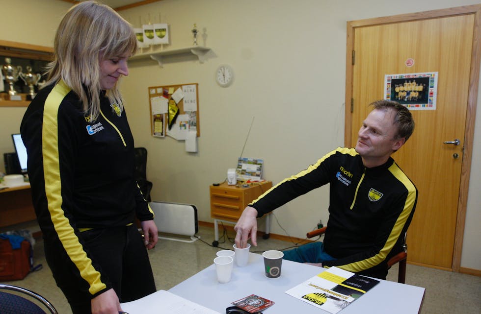 Puljene trekkes på klubbhuset til Skjold. Henriette Goksøyr og Lasse Staurland hadde den viktige jobben. Foto: Alf-Einar Kvalavåg