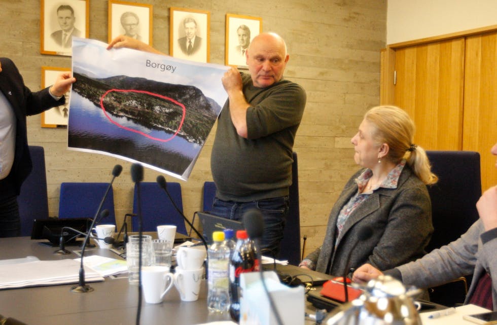 Sigmund Lier og Magnar Halvorsen viser bilde av Makkadammen hvor Elsa Bazzocchi og Massimo Patacchini vil bygge ferisenter. Foto: Alf-Einar Kvalavåg