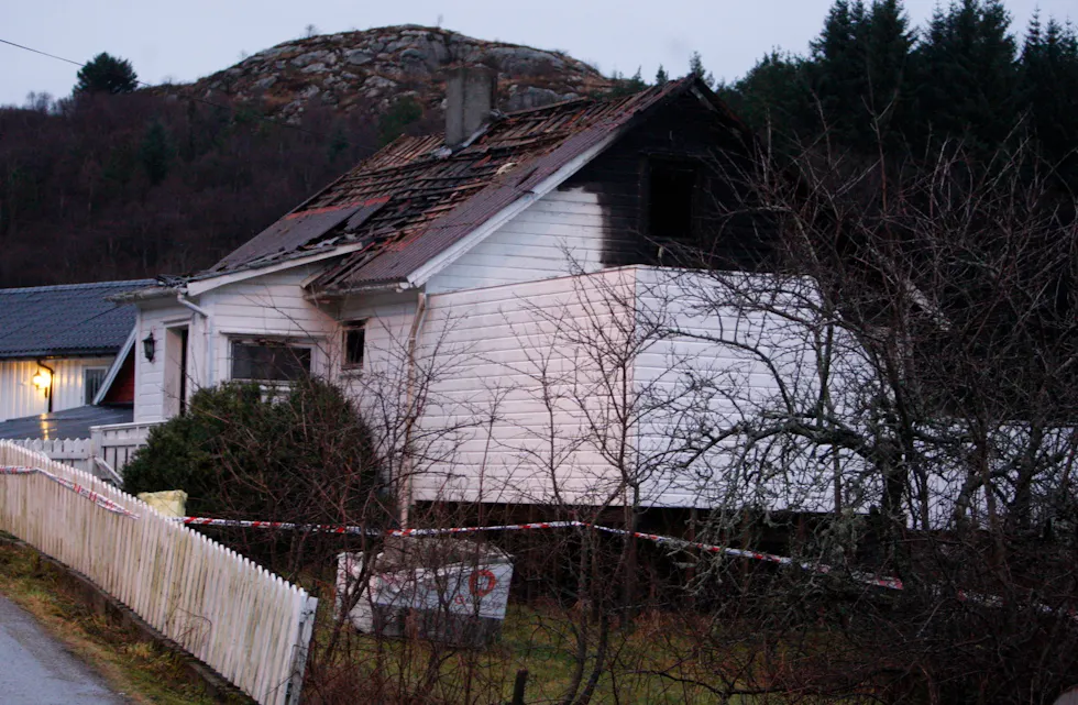 Et hus på Bratthammer er totalskadet etter en brann i natt. Brannmannskapert hindret brannen å spre seg i retning husene i bakgrunnen. Foto: Alf-Einar Kvalavåg