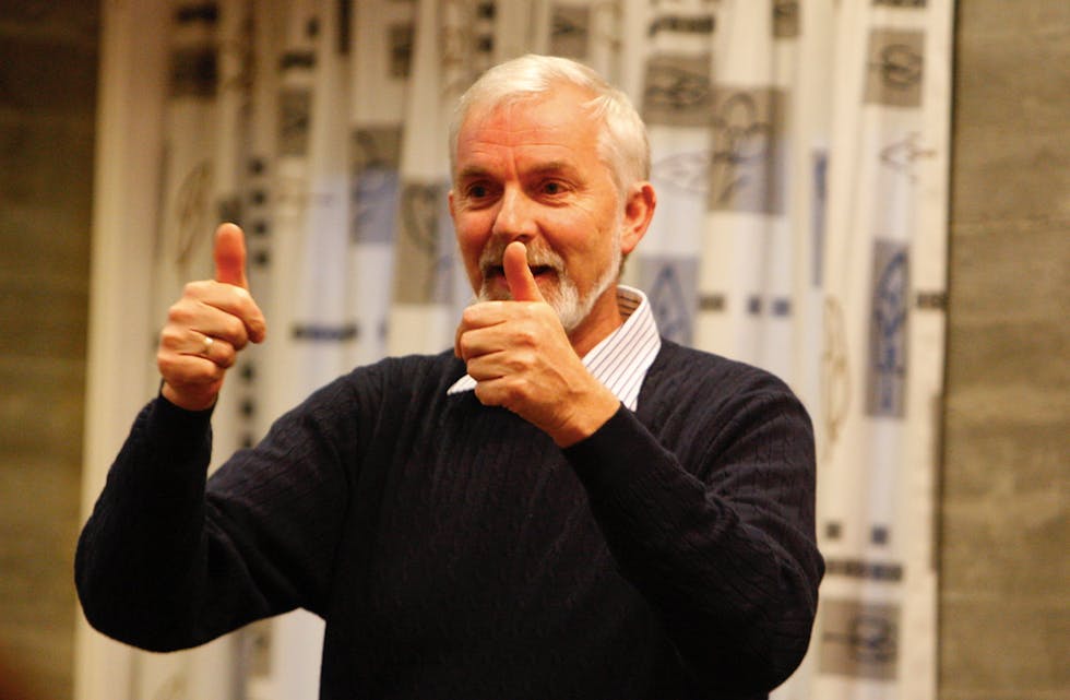 Bjørn Alsaker viser tydelig hva han mener om den nye firefelts E39. Foto: Alf-Einar Kvalavåg