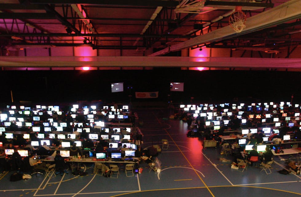 330 skjermer viser at det er full fart og onlinespilling på gang i Sysco Arena.
Foto: Alf-Einar Kvalavåg