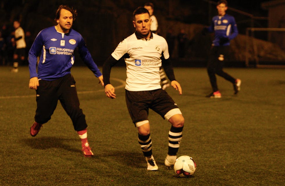 Terje Kristiansen (bak) var iskald rett for slutt og sikret uavgjort for Stegaberg mot Milenko Caceres og hemmingstad. Foto: Alf-Einar Kvalavåg
