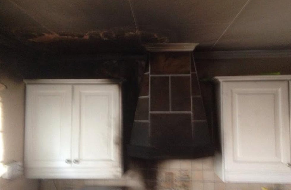 Tydelige merker i taket vitner om sterk varme. Denne gangen gikk det bra. Foto: Tysvær brannvesen