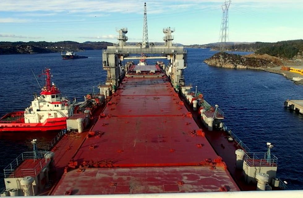 Havaristen Tide Carrier blir dyttet til kai på Gismarvik. Foto: Onar Jøsang/Kystverket