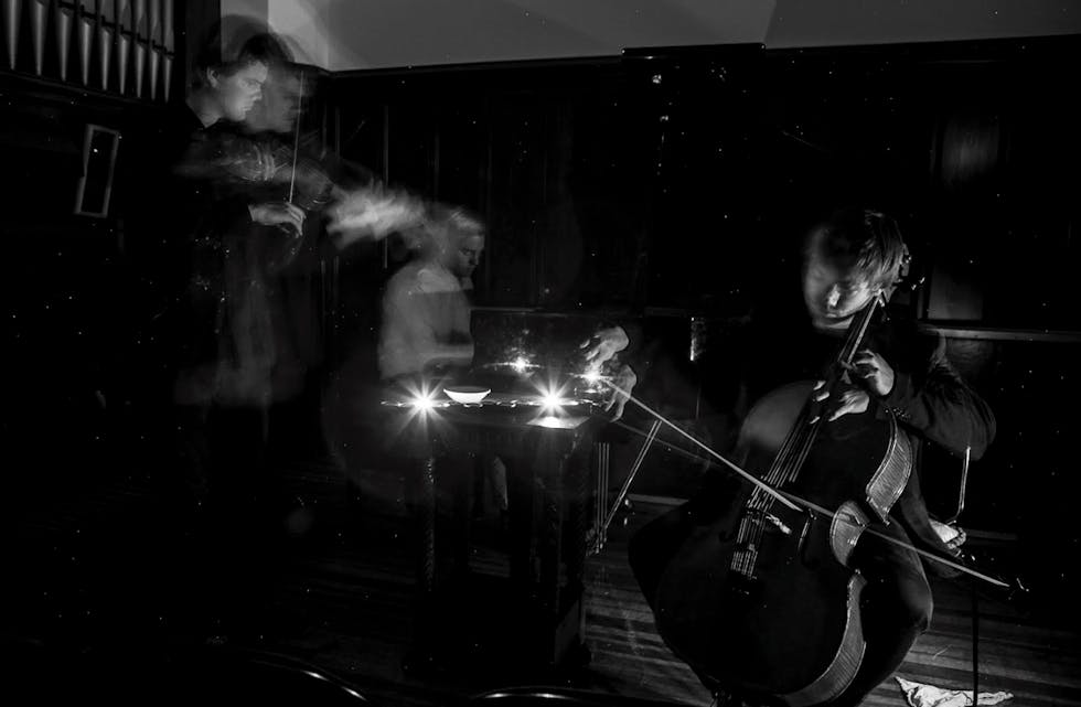 LightsOut er Magnus Boye Hansen på fiolin, Steven Walter på cello og Mathias Susaas Halvorsen på klaver