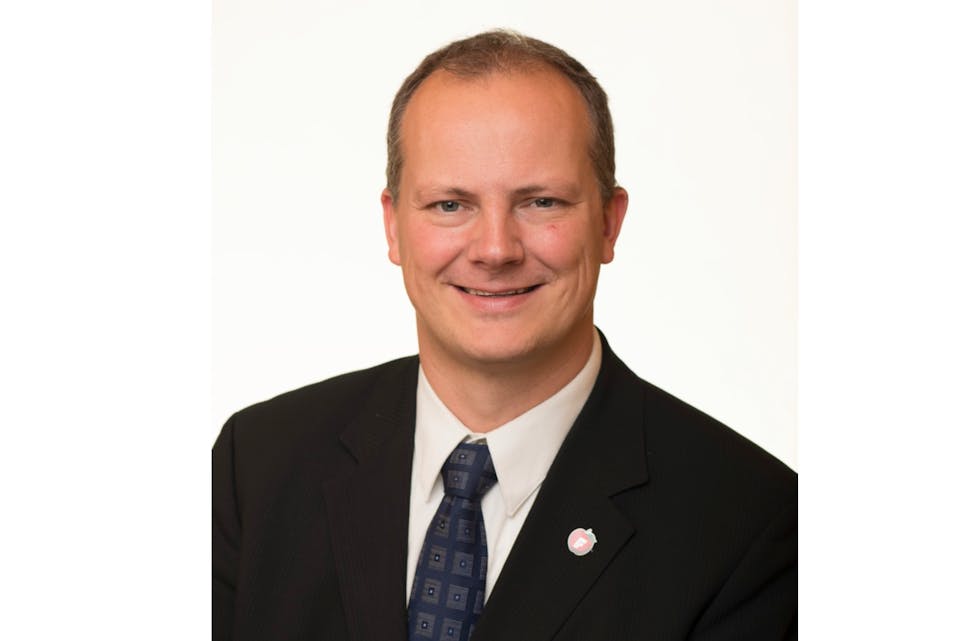 Ketil Solvik Olsen var i Aksdal og fortalte om E134. Foto: Olav Heggø/Fotovisjon