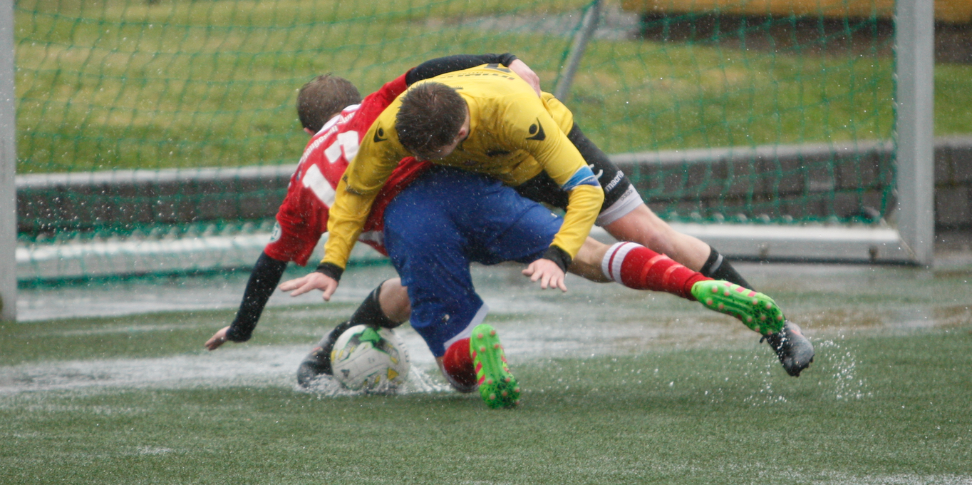Sondre Bådsvik og Pål Sjursen i en våt brytekamp i dagens oppgjør.