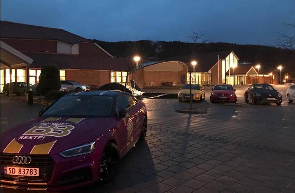 Det var ingen tvil om at bilarrangementet på premieren til «Fast & Furious 8» med utstilling av biler frå fleire lokale bilfirma slo godt an