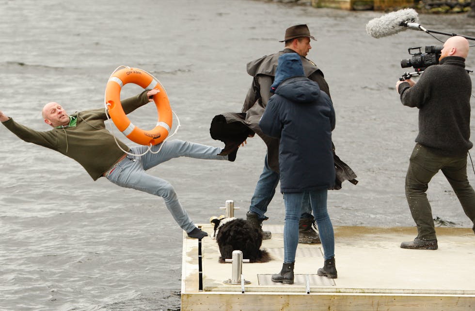 Willy Smedsvig blir dyttet på sjøen av Lothepus for å teste ut Wee-gruppen sine leidere. Erlend Bjelland i spissen for filmteamet. Foto: Alf-Einar Kvalavåg