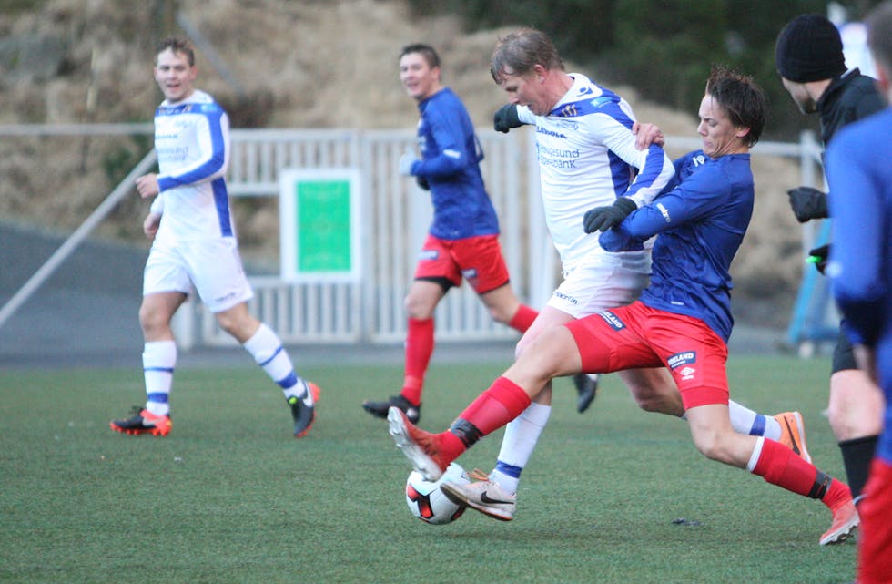 To av banens beste spillere i aksjon på Frakkagjerd. Stein Erik Kvamen Langelandsvik og Steffen Iversen. I bakgrunnen tomålscorer Petter Lønning. Foto: Alf-Einar Kvalavåg