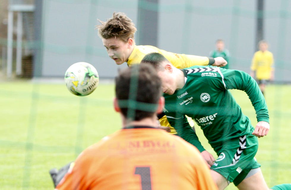 Vebjørn Søndenå Rullestad stanger inn 3-0 til Skjold. det endte med 6-0 mot Varhaug. Foto: Alf-Einar Kvalavåg