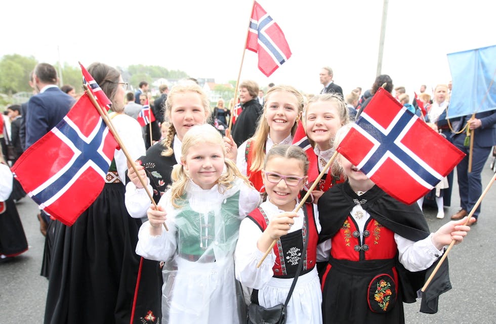 Gratulerer med dagen, hilsen denne gjengen på Frakkagjerd. Foto: Alf-Einar Kvalavåg