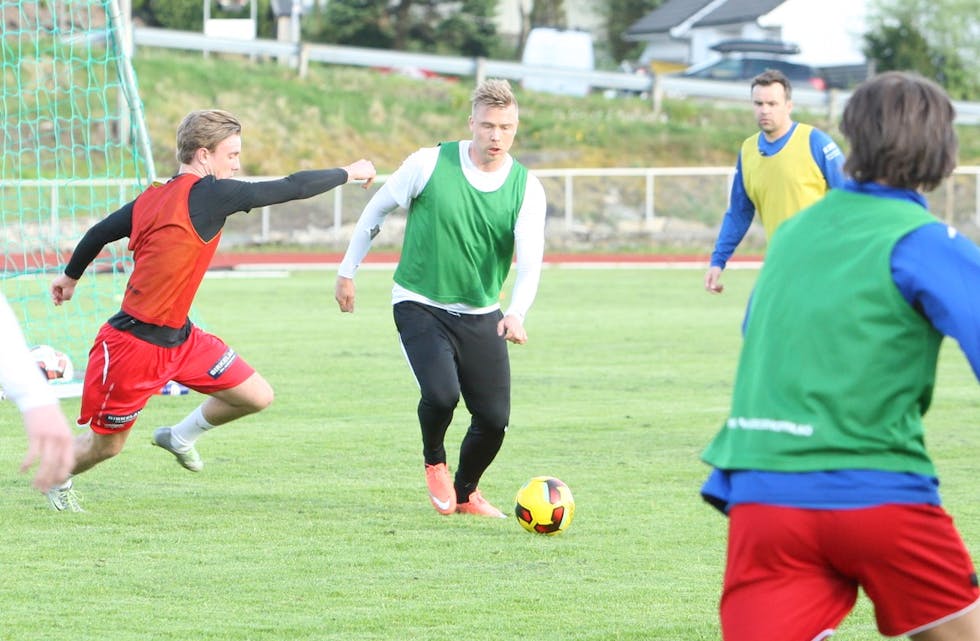 Erik Frøyland (t.v.) fikk litt ekstra å strekke seg etter da Aleksander Søderlund var «hjemme» og trente med Stegaberg på mandag. Foto: Alf-Einar Kvalavåg