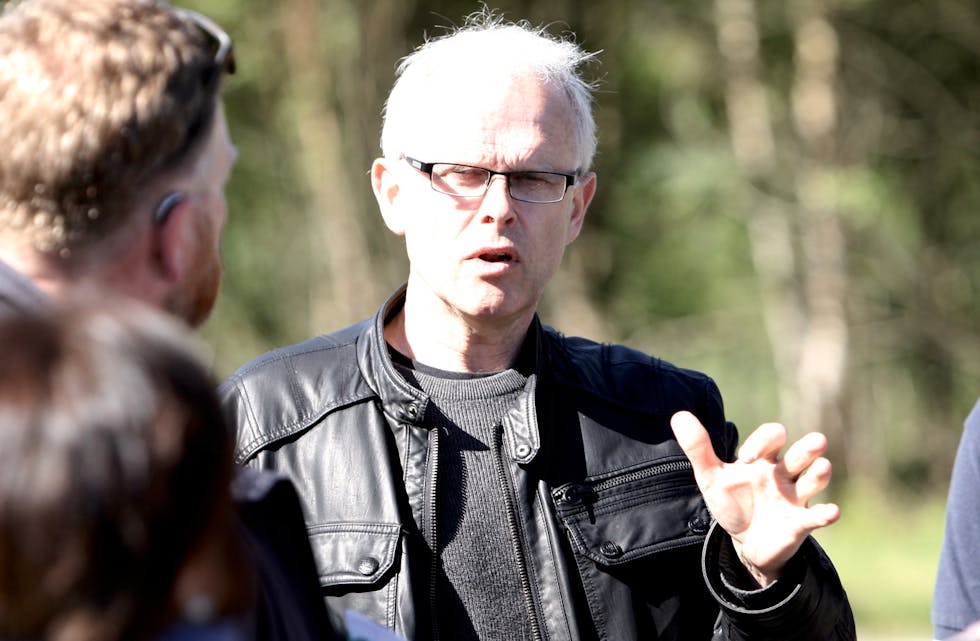 Teknisk sjef i Tysvær Bjørn Bruaset var på synfaring med teknisk utvalg i dag. Der ble det snakk om ny ungdomsskole litt sør for dagens. Foto: Alf-Einar Kvalavåg