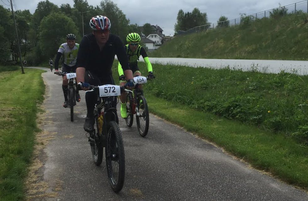 Syklistene kom ganske spredt til Frakkagjerd, men denne gjengen hadde laget seg en gruppe. Foto: Alf-Einar Kvalavåg