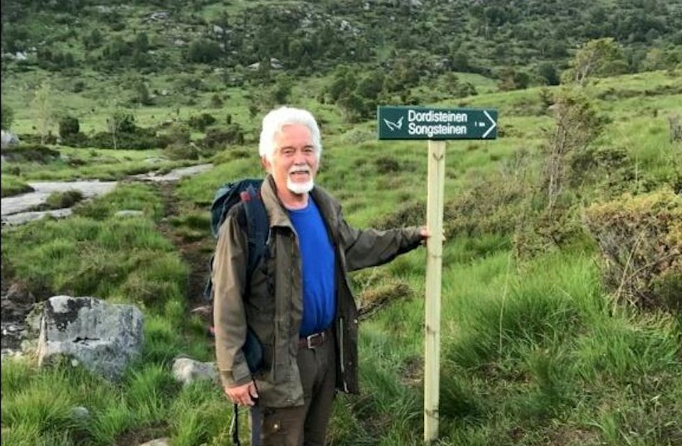 Hartvig Waage er glad for at det nå er skiltet til de populære turmålene. Foto: Privat