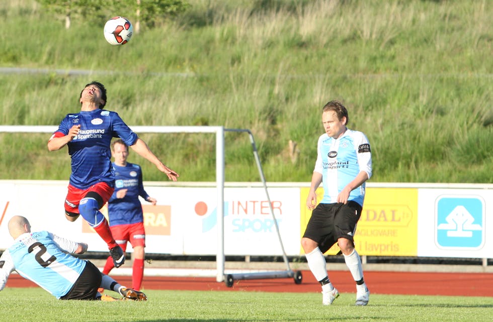 Espen Vaka og Alfred Berge brukte alle midler på å stoppe Sigbjørn Tysvær og Stegaberg. det gikk ikke, og Stegaberg vant hele 6-2. Foto: Alf-Einar Kvalavåg