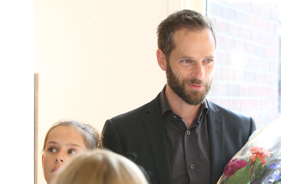 Sverre Skjold og Curtis W. Callaway fikk blomster under åpningen av deres utstilling i Tysværtunet. Foto: Alf-Einar Kvalavåg