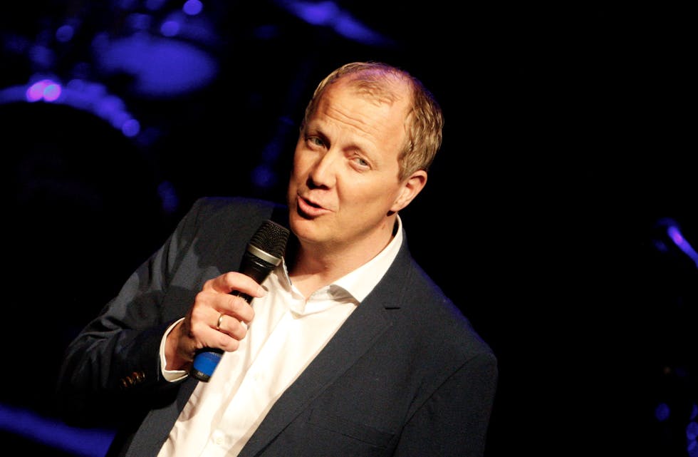 Morten Salvesen pakkar bagen og tar turen til Straumen som vikarierande rektor ved skulestart. Foto: Alf-Einar Kvalavåg