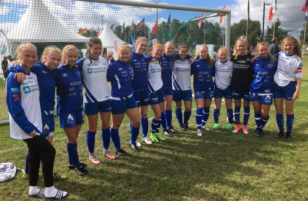 Blandingen av Kolnes- og Falkeid-jenter har vært en suksess. Men mot Kongsviner er det tøft. Foto: Falkeid IL
