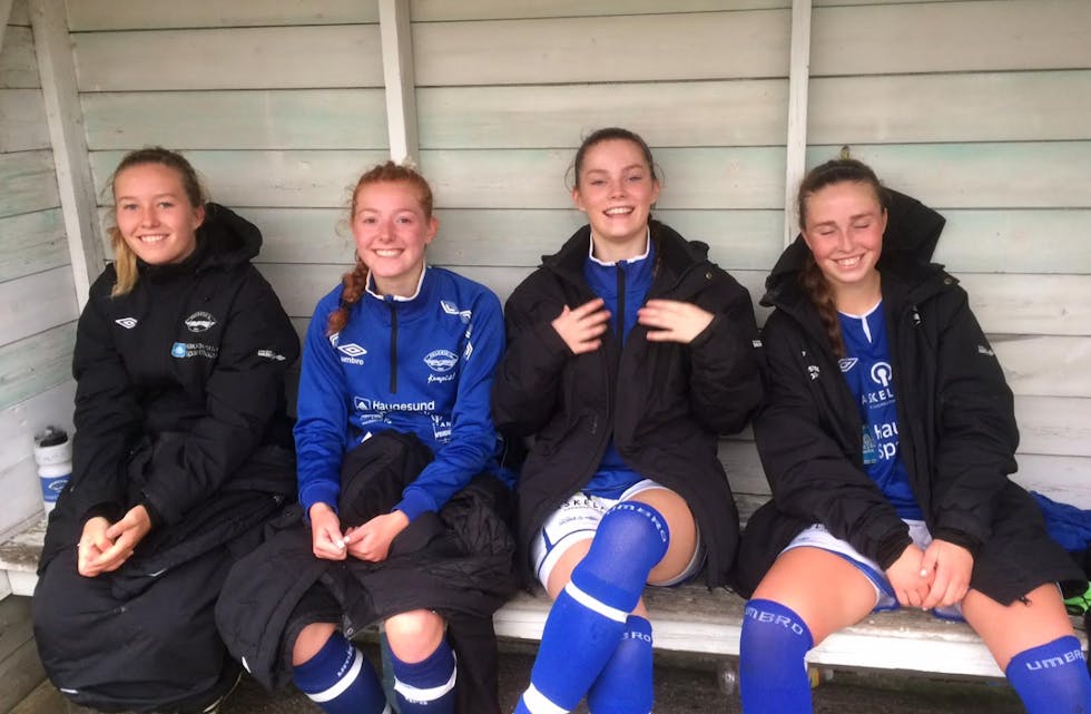 Fornøyde FIL jenter:
Fra venstre:
Emma Askeland, Inger Marie Lien, Tonje Nordtveit og Stine Askeland( siste kamp i denne omgang for FIL)