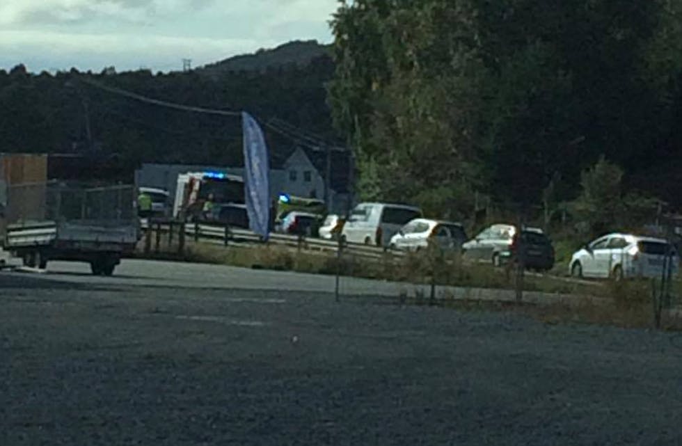 To biler skal være involvert i ulykken i Grinde nå i ettermiddag. Foto: Bygdeblad-tipser