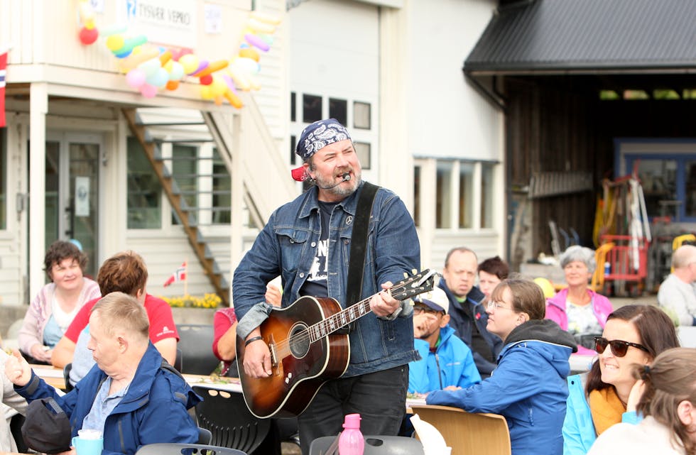 Det var ingenting å si på stemningen da Capt. Kane dro i gang allsangen hos Vepro. Foto: Alf-Einar Kvalavåg