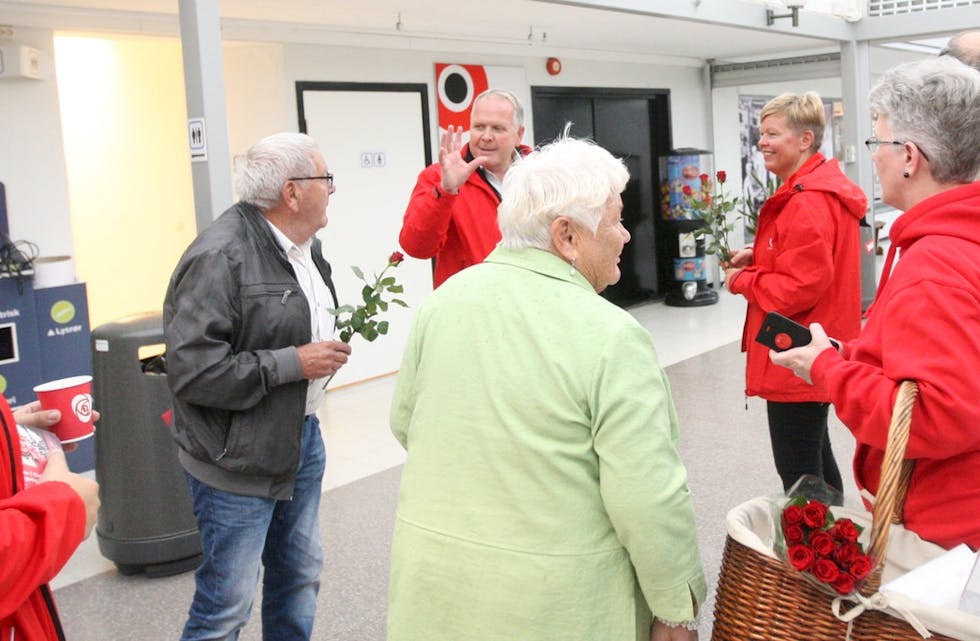 Arbeiderpartiet var innom Aksdal på sin innspurt i valgkampen. Fra venstre Marte Eide Klovning, Sigmund Lier, Hege Haukeland Liadal og Tove Elise Olsen Frøland. Foto: Alf-Einar Kvalavåg