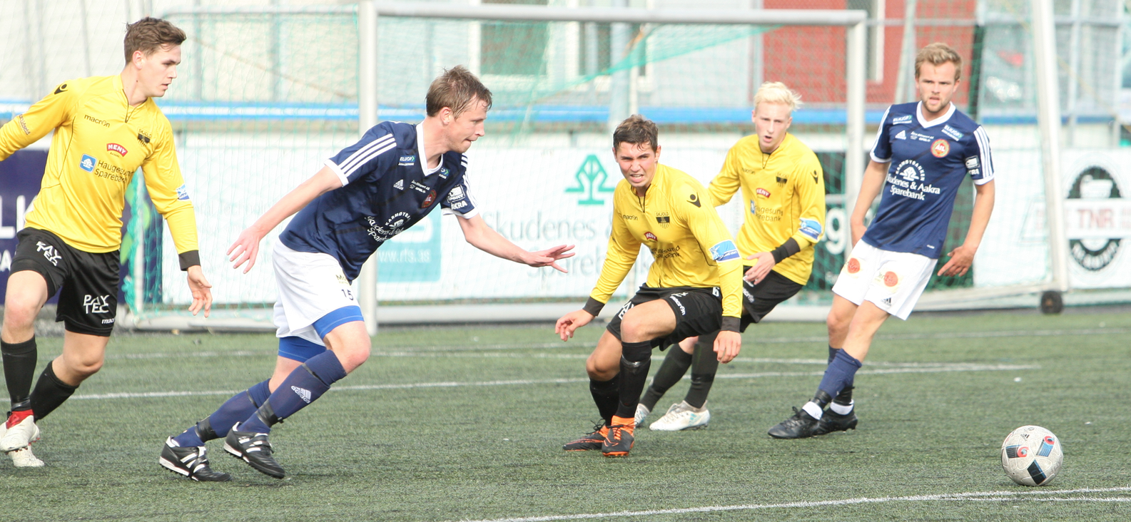 Mats Kvalvågnes var vanskelig å stoppe for Halvor Hansen, Oddbjørn Halvorsen og Jonas Staurland.  Anders Langåker Underhaug likte nok bedre den han så av langkameraten. Foto: Alf-Einar Kvalavåg