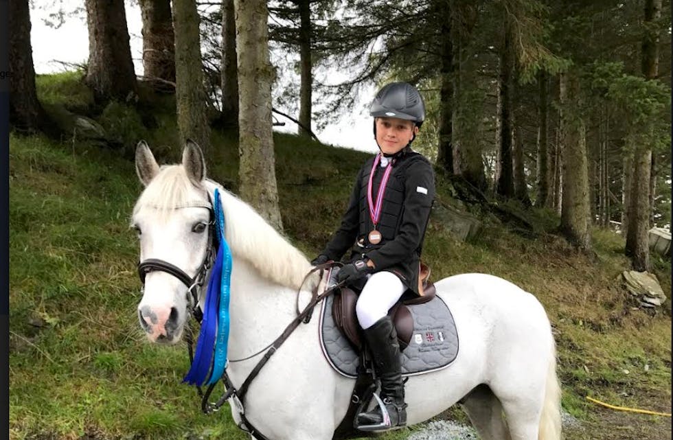 Sebastian Kismul Børgesen bor på Førland, men rir for Sandnes og Jæren Rideklubb