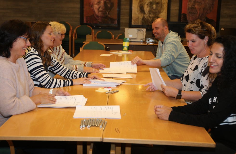 Tellekorpset er på plass i Rådhuset. Nå venter de på stemmesedler. Foto: Alf-Einar Kvalavåg