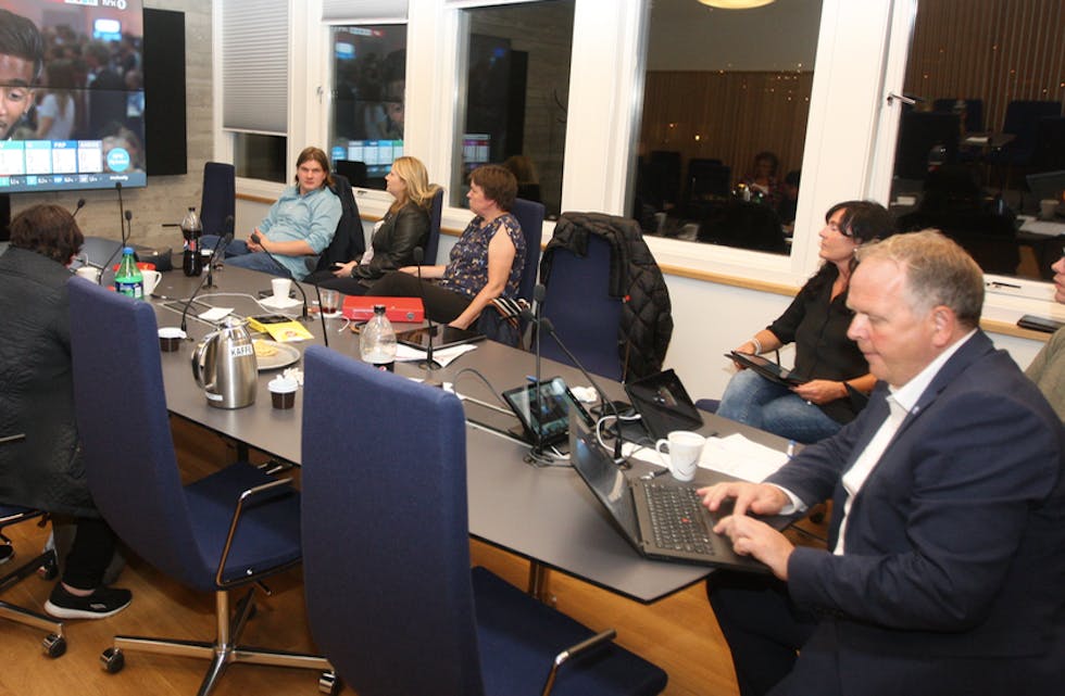 Ordfører Sigmund Lier hadde en travel kveld både som ordfører og leder av valget. Foto: Alf-Einar Kvalavåg