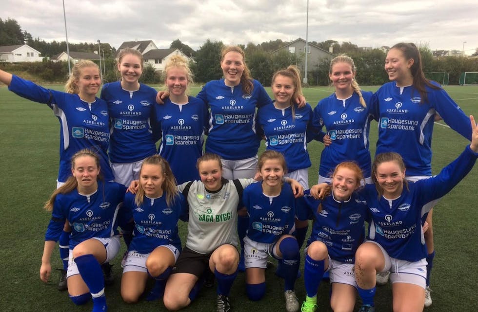 Glade Falkeid damer etter borteseier Søndag mot Randaberg. Bak fra venstre: Emma Askeland, Hannah Telle, Anne Øksnevad, Tomine T Vikre, Amalie Iistad, Tonje Medhaug og Åse B Olsen.
Foran fra venstre: Solveig Egge, Malene Sørenes, Nora Apeland, Katrine Åsheim, Inger Marie Lien og Lene Telle.