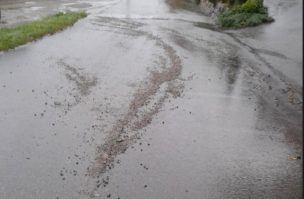 Slik så det ut på Frakkagjerd etter at regnet hadde tatt med seg grus over veien. Slik blir det svært glatt av. Foto: Rossi Nilsen