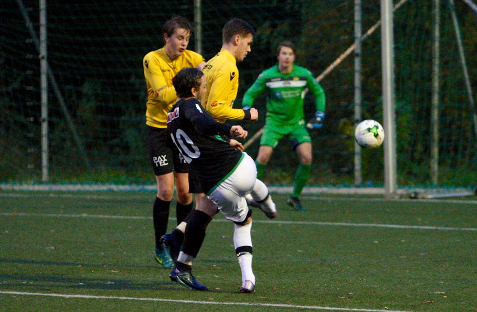 Det ble mange tøffe tak for Vebjørn Rullestad og Halvor Hansen mot Espen Nygaard. I bakgrunnen debutant Jomar Skrunes. Foto: Alf-Einar Kvalavåg
